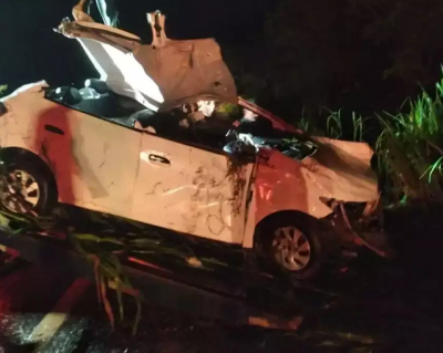 Carro destrudo aps acidente na noite desta segunda-feira. (Foto: Nova Notcias)