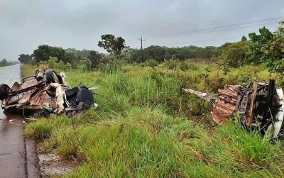 Aps o acidente, o veculo acabou dividido ao meio. (Foto: Reproduo/Regio News)