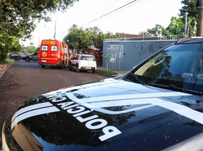 Movimentao da polcia e bombeiros na rua onde ocorreram os fatos. (Foto: Henrique Kawaminami)