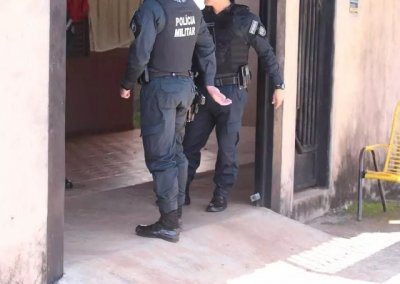 Policiais militares em frente a casa onde o homem mora com a me. (Foto: Marcos Maluf)