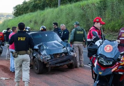 Dianteira do Fiat Uno ficou destruda com impacto (Foto: Henrique Kawaminami)