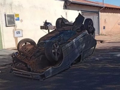 Carro capotou e parou com as quatro rodas para cima (Foto: Direto das Ruas)