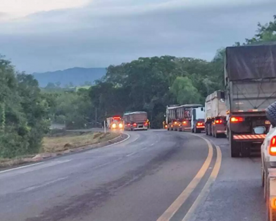 Veculos foram liberados assim que a via foi desobstruda (Foto: Direto das Ruas)