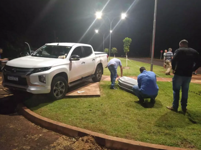 Percia no local e no corpo da vtima, na noite desta quarta-feira. (Foto: Sidney Assis, de Coxim)