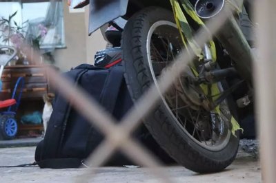 Moto na casa com fita zebrada, encontrada nesta manh. (Foto: Paulo Francis)