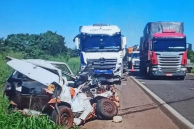 Carro destrudo aps acidente em rodovia de Paranaba. (Foto: Interativo MS)