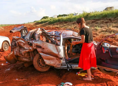 Parentes das vtimas foram ao local do acidente com Corsa, a 25 km da Capital. (Foto: Henrique Kawaminami)