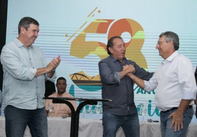 Eduardo Riedel, deputado Gerson Claro e Nildo Alves durante evento em Anastcio