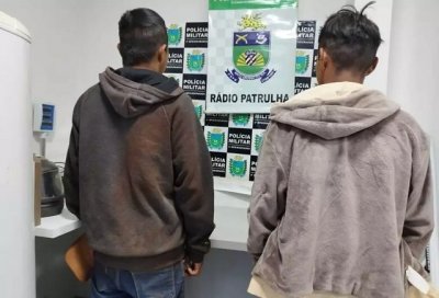 Adolescentes foram apreendidos pela equipe da Rdio Patrulha da PM. (Foto: Dourados News)