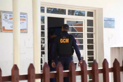 Guardas municipais entrando na escola onde adolescente se escondeu. (Foto: Alex Machado)