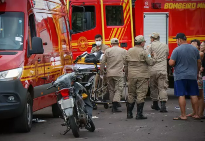 Bombeiros socorrendo a vtima. (Foto: Henrique Kawaminami)