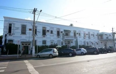 Fachada da Santa Casa de Corumb onde homem est internado sob escolta. (Foto: Dirio Corumbaense)