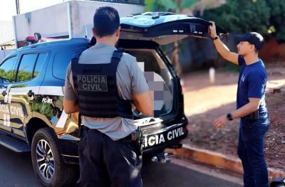 Policiais civis colocam suspeito em viatura (Foto: Divulgao)