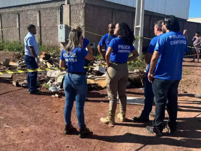 Polcia Cientfica no local onde a criana foi encontrada morta (Foto: DPN News)