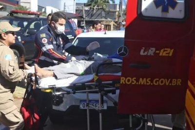 A vtima foi socorrida pelos bombeiros e Samu para uma unidade de sade (Foto: Paulo Francis)