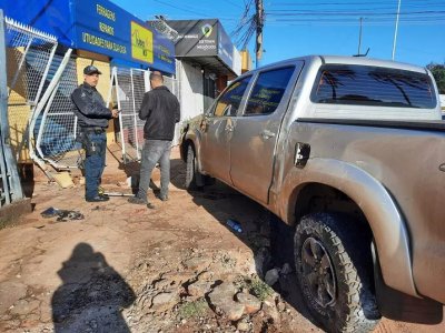 Caminhonete foi parar na calada e atingiu grade de comrcio (Foto: Genifer Valeriano)