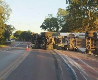 Trnsito foi interrompido aps caminho tombar em curva na BR-262. (Foto: Reproduo)