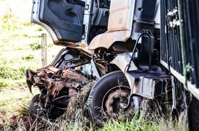 Impacto da batida fez bateria do Fiat Uno se desprender do carro (Foto: Henrique Arakaki, Midiamax)