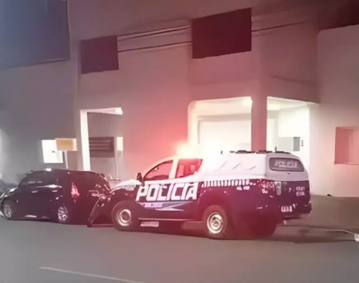 Viatura policial em frente ao local do crime. (Foto: Reproduo/Nota Diria)