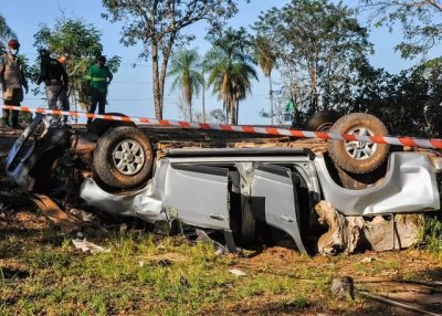 O veculo ficou completamente destrudo (Foto: Ronaldo Regis/ O Pantaneiro)