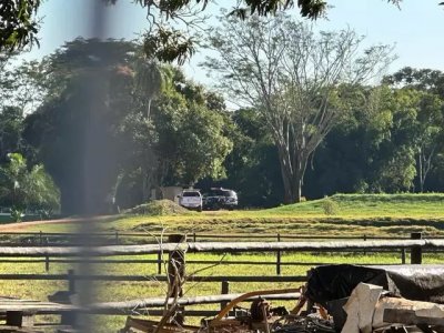 Viaturas da Polcia Civil e da Percia na chcara onde empresrio foi morto. (Foto: Jardim MS News)