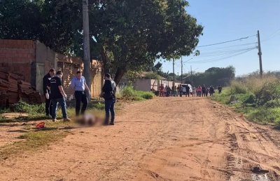 Corpo da mulher morta pelo marido coberto com lenol branco (Foto: Bruna Marques)