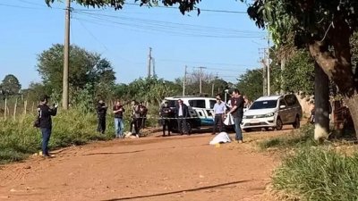 Corpo da mulher morta pelo marido coberto com lenol branco (Foto: Bruna Marques)