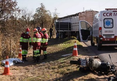 Corpo da vtima foi arremessado aps motocicleta ser atingida por caminho (Foto: Henrique Kawaminami)