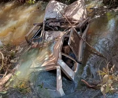 Veculo da vtima em crrego, s margens de estrada. (Foto: Rdio Caula)