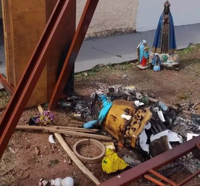 Imagens queimadas e quebradas em frente  igreja. (Foto: Direto das Ruas)
