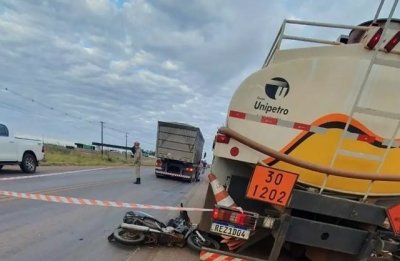 Moto da vtima e carreta envolvida em acidente na tarde de ontem. (Foto: Ponta Por News)