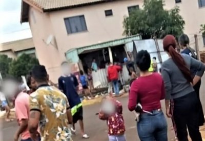 Moradores e trailer destrudo, em Navira. (Foto: T na Mdia Navira)