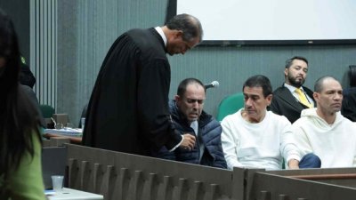 Jamil Name Filho chora e é consolado por advogado de defesa ao lado de Vladenilson e Marcelo Rios. (Kísie Ainoã, Midiamax)