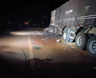 Local do acidente envolvendo três caminhões e que deixou dois mortos (Foto: Direto das Ruas)