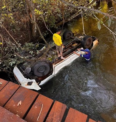 Camionete caiu no rio e dois homens tentaram ajudar a vtima. (Foto: Direto das Ruas)