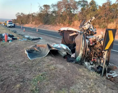 Renault destrudo aps coliso frontal com carreta na BR-163. (Foto: Sidney Assis, de Coxim)