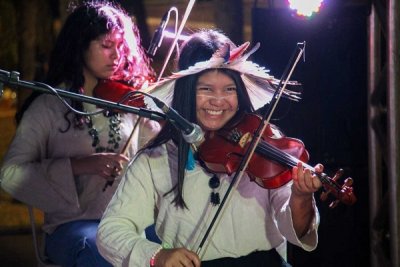 Orquestra indgena de Campo Grande se apresentou na abertura do evento. (Foto: Juliano Almeida)