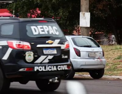 Celta com sangue e viatura da Polcia Militar no local da ocorrncia. (Foto: Henrique Kawaminami)