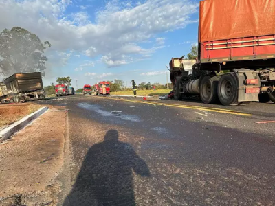 Carretas e bombeiros no local de acidente nesta manh. (Foto: Jardim MS News)