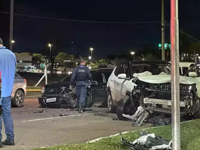 Acidente entre veculos interrompeu fluxo da Via Park. (Foto: Direto das Ruas)