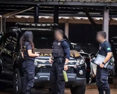 Policiais federais com materiais apreendidos na ao de ontem pela manh. (Foto: Henrique Kawaminami)
