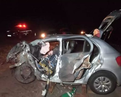 Fiat Palio Wekeend ficou completamente destrudo em coliso (Foto: Sidney Assis)