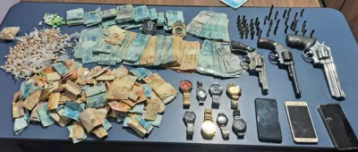 Revlveres, munies, pores de droga, dinheiro, celulares e relgios foram apreendidos pela polcia. (Foto: Divulgao)