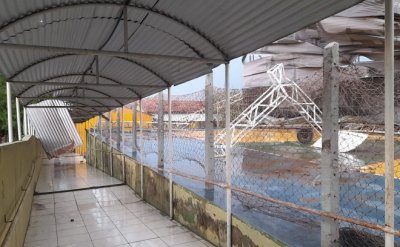 Quadra de esporte destruída pelo temporal.