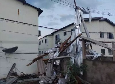 Telhas e parte de estrutura do residencial Buriti, em Corumb, cai em cima de fiao (Foto: Divulgao/Defesa Civil)