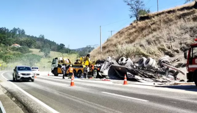 rea do local onde caminho tombou foi isolada com cones. (Foto: Marcos Corra)