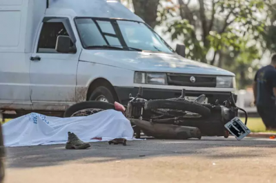 Vtima estava na motocicleta, atingida pelo nibus (Foto: Marcos Maluf)