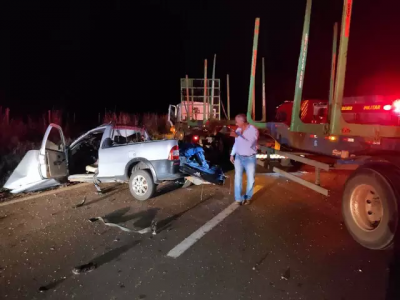 Picape ficou completamente destruda aps a coliso; carreta transportava eucalipto. (Foto: Divulgao)