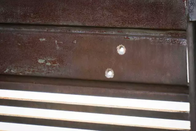 No porto da casa da vtima, a marca dos tiros disparados pelo policial (Foto: Henrique Kawaminami)