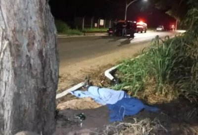 Corpo dedo homem encontrado ao lado de rvore (Foto: Sidney Assis)